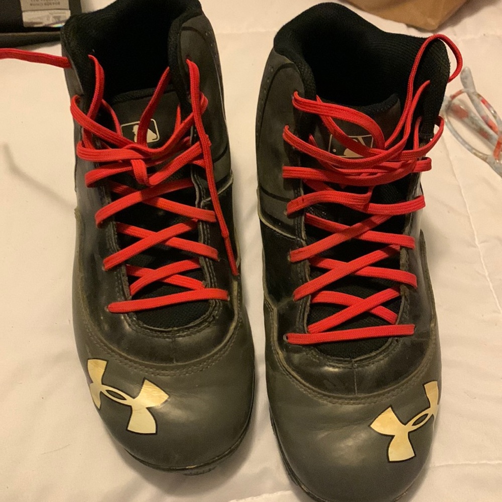 Under Armour baseball sneakers size 5 youth